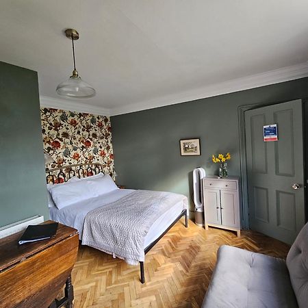 The Lodge Stanwell Bagian luar foto
